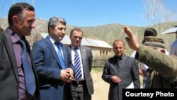 IRP Muhiddin Kabiri (second from left) meets with members of the Raqibov family.