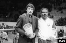 Soviet boxer Serik Konakbaev (left) poses with American boxer Alfred Mayes at an event in Moscow in January 1982.