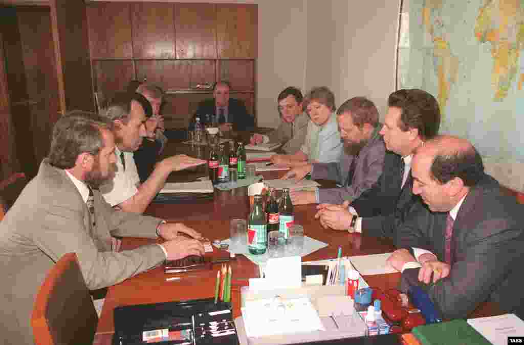 Boris Berezovsky (front right) at Russian-Chechen talks in Moscow on July 11, 1997