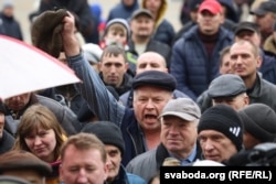 Hundreds of protesters took to the streets of the western city of Slonim on March 19.