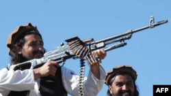 Taliban commander Hakimullah Mehsud (left)