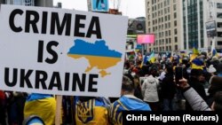 Канада. Акция с требованием к России прекратить войну против Украины. Торонто, 27 февраля 2022 года