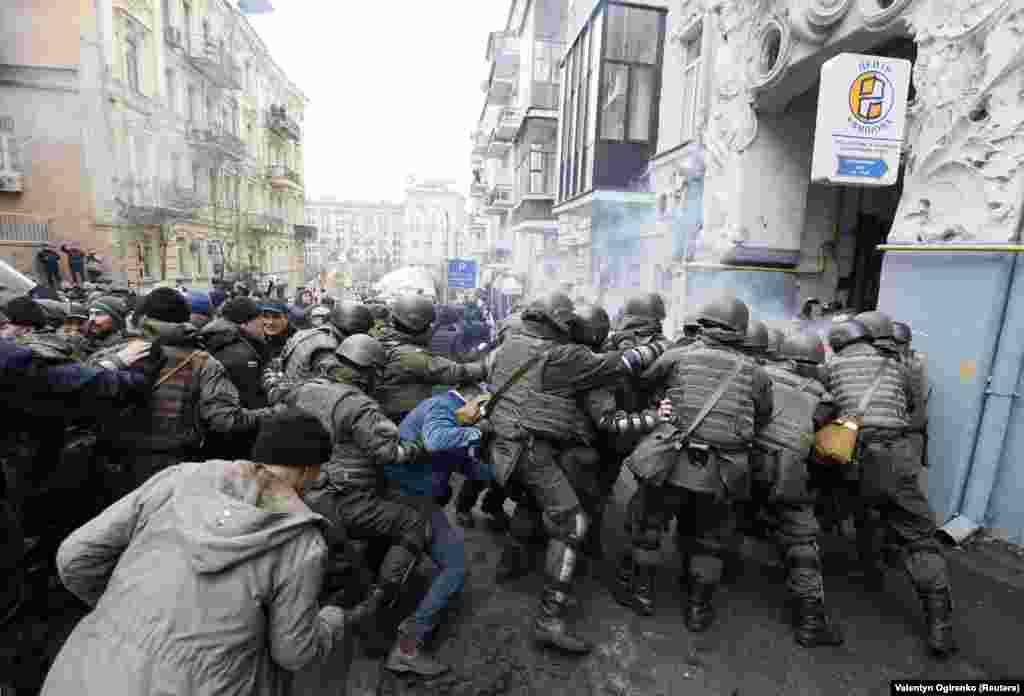 National Guard troops join in the scuffles near the apartment.&nbsp;