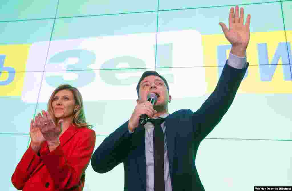 Ukrainian comic actor and presidential candidate Volodymyr Zelenskyy delivers a speech as his wife Elena applauds following the announcement of the first exit poll, March 31, 2019. (Reuters / Valentyn Ogirenko)