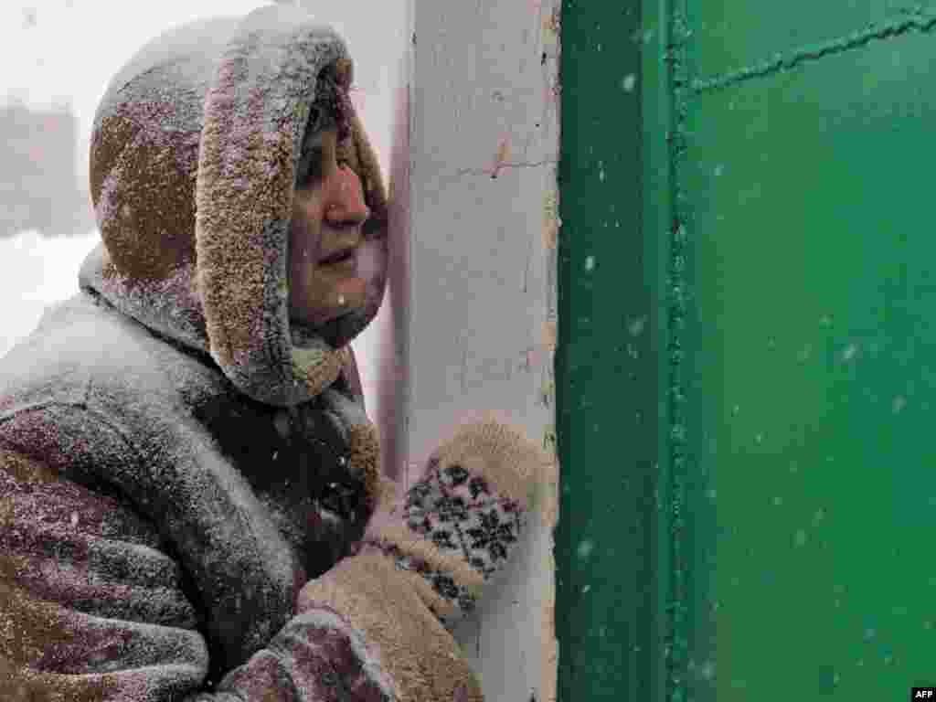 A woman cries outside a prison in Minsk where hundreds of antigovernment protesters are being held.