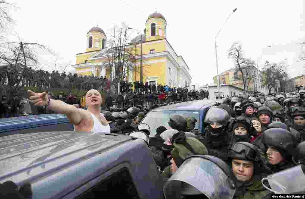 As the van neared Kyiv&rsquo;s Maidan Nezalezhnosti, or Independence Square -- the focal point of the deadly 2014 Euromaidan protests -- protesters were able to block the van&#39;s passage.&nbsp;