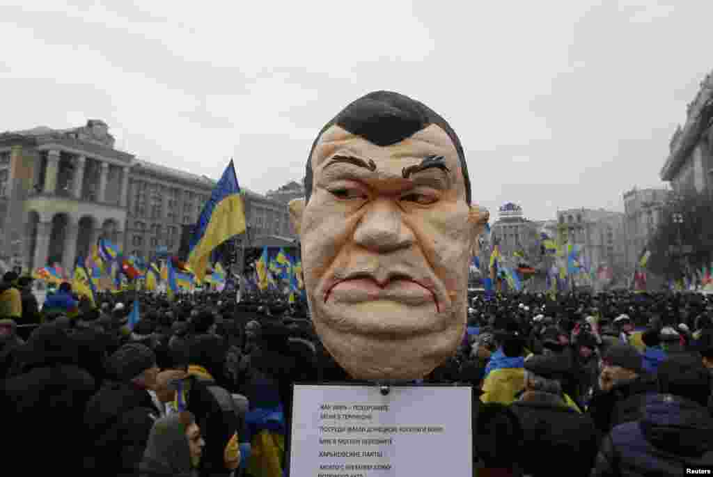 Pro-EU protesters hold an effigy of Ukranian President Viktor Yanukovych.