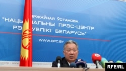 Deposed Kyrgyz leader Kurmanbek Bakiev at a press conference in Minsk in late April 2010.