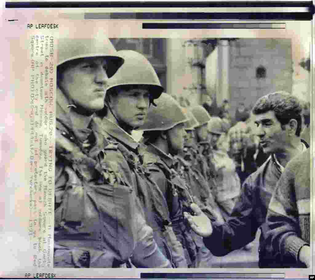 A Moscow resident tries on August 20 to convince Soviet soldiers who were still supporting the coup leaders to instead support the people.&nbsp; &nbsp; 