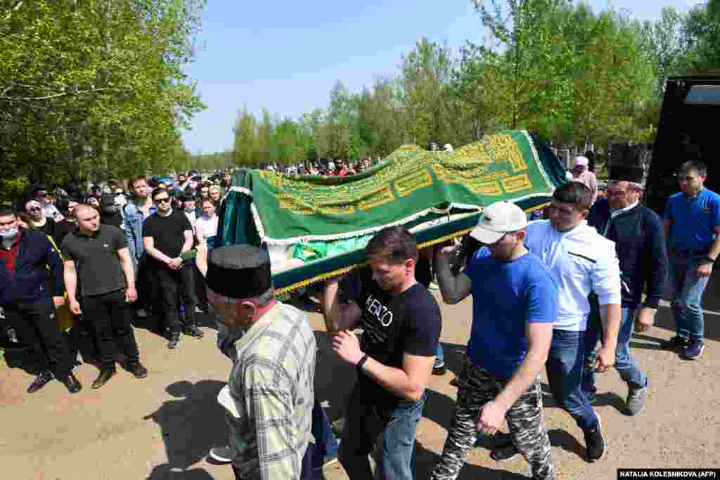 Men carry Ignatyeva&#39;s casket at her funeral.