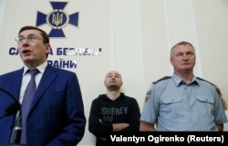 Ukrainian Prosecutor-General Yuriy Lutsenko (left), Arkady Babchenko (center), and the head of the National Police Serhiy Knyazev speak to reporters in Kyiv on May 30.