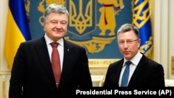 Ukrainian President Petro Poroshenko (left) with Kurt Volker in Kyiv on January 23.