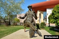 A monument to Cariagale in a central Bucharest park