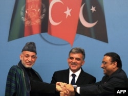 Turkey's Abdullah Gul (center) is all smiles with his Afghan and Pakistani counterparts, Hamid Karzai and Asif Ali Zardari.