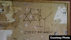 "Gas the Jews" -- anti-Semitic graffiti in Bialystok (Source: Przestrzen Miasta, a Polish antiracist, human rights project)