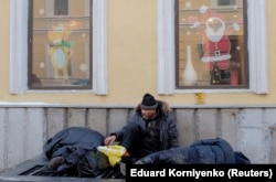 Moscow authorities put the number of homeless between 15,000 and 18,000, but NGOs say the number is considerably higher.