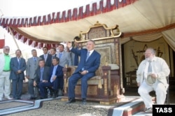 Kazakh President Nursultan Nazarbaev (center) with Rustam Ibragimbekov (right) during the shooting of "Nomad" in Kazakhstan in 2004