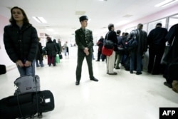 Passengers waiting to check in at Ashgabat International Airport. The Turkmen government’s seemingly arbitrary refusals to allow citizens to leave the country violate an international convention on freedom of movement that was ratified by Turkmenistan in 1997. (file photo)