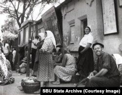 Residents of Odesa at a public transport stop in 1963.