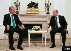 Russian President Vladimir Putin (right) meets with Turkish President Recep Tayyip Erdogan in Moscow on September 23.