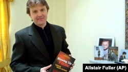 Александр Литвиненко (1962–2006), бывший работник советских и российских спецслужб, автор ряда книг, в том числе книги «ФСБ подрывает Россию». Лондон, 10 мая 2002 года