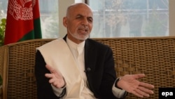 Presidential candidate Ashraf Ghani speaks to journalists in Kabul, April 2, 2014