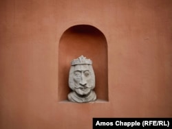 A frumpy king in a top-story alcove near Budapest Castle