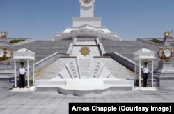 Guards at the Monument to the Constitution. Like most other monuments, the vast stone squares surrounding it stood mostly empty.