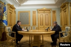 Ukrainian President Petro Poroshenko (left) and Ihor Kolomoyskiy meet in Kyiv in March 2015.