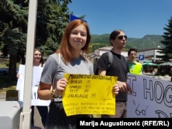 Bosnian students from Jajce protesting in Travnik.