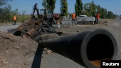 A turret and cannon from a Ukrainian Army tank is pictured at the site of a destroyed Ukrainian checkpoint outside the town of Olenivka near Donetsk.