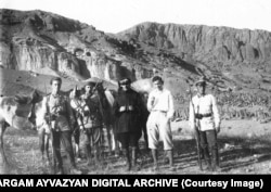 Members of an expedition to Julfa pose in 1928. A part of the cemetery is visible on the right.