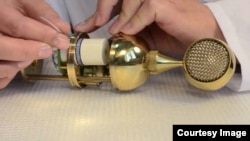 A Soyuz SU-017 tube microphone