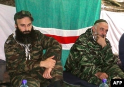 Chechen rebel leaders Shamil Basayev (left) and Aslan Maskhadov (file photo)