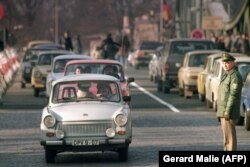 Автомобили из Восточной Германии едут в Западную, 11 ноября 1989 года. Фото: Reuters