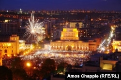 A view of Yerevan's Republic Square as protest leader Nikol Pashinian addresses the crowd on April 23