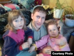 Vyacheslav Abdulli with his two children (file photo)