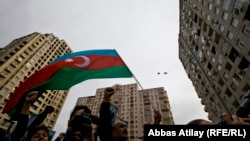 Would-be voters wave an Azerbaijani flag in downtown Baku four days ahead of the October 9 election.