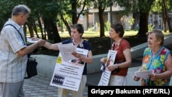 Members at a rally in Rostov-on-Don in support of Cherevatenko