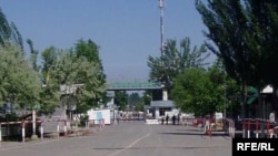 A border crossing on the Uzbek-Kyrgyz frontier on May 27, when Uzbek authorities reopened the checkpoint.