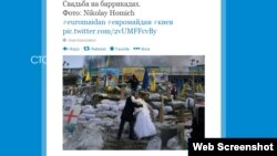 A screen grab of a tweet showing newlyweds "Marina" and "Andriy" at Independence Square in Kyiv