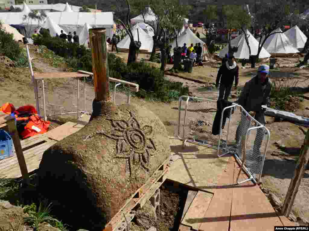 In addition to phone-charging stations and a compost-powered water heater, there&rsquo;s&nbsp;a wood-fired oven&nbsp;in the camp. The volunteers&nbsp;use it for&nbsp;pizzas, while the migrants make Middle Eastern flatbread.