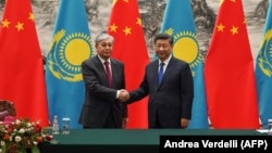 Chinese President Xi Jinping (right) shakes hands with Kazakh President Qasym-Zhomart Toqaev at a ceremony at the Great Hall of the People in Beijing in 2019.