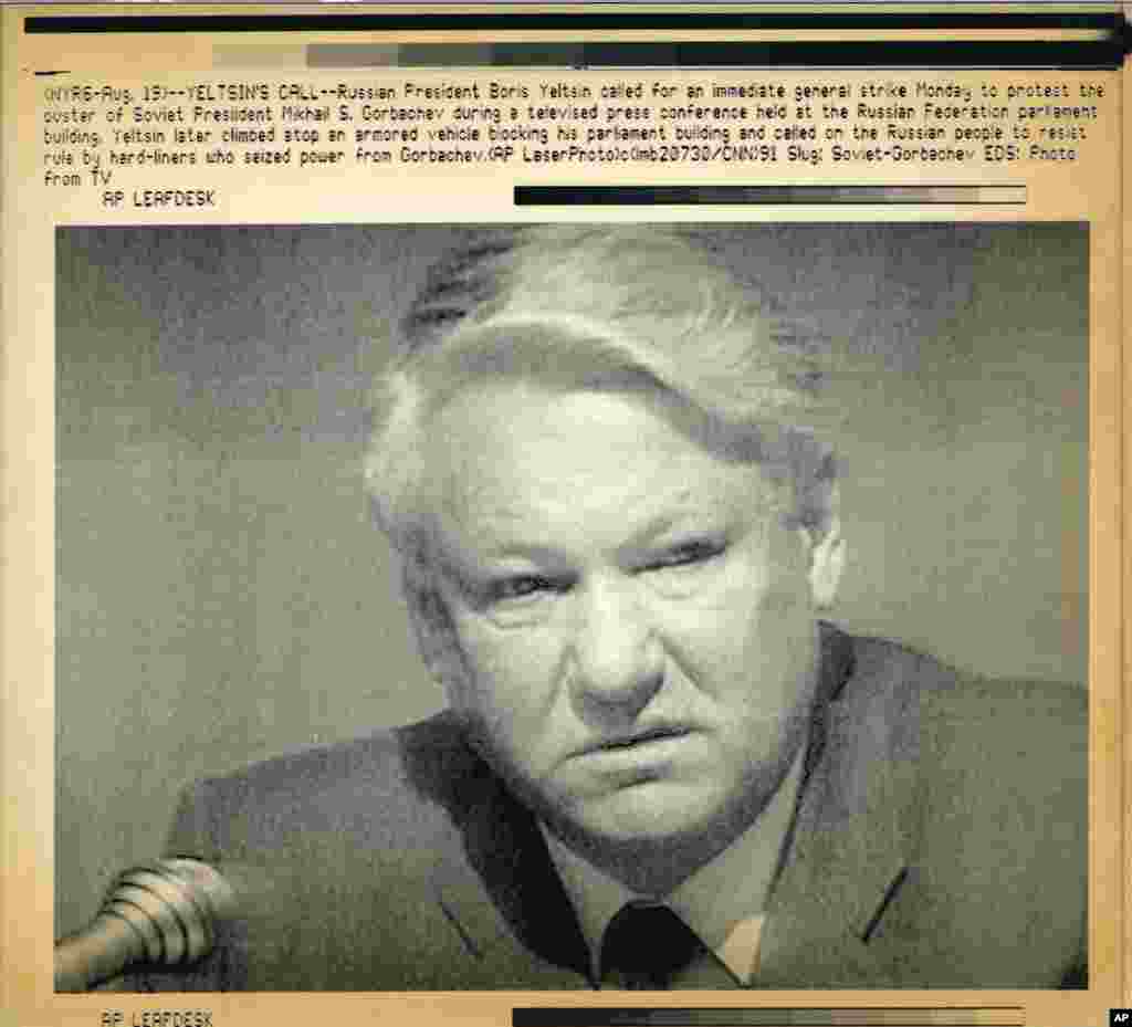 Yeltsin on August 19 used a press conference inside the Russian Federation parliament to call on people to take part in a general strike.&nbsp;