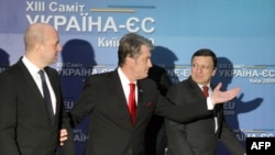 Ukrainian President Viktor Yushchenko (center), with the EU's Jose Manuel Barroso (right) and Fredrik Reinfeldt after the summit