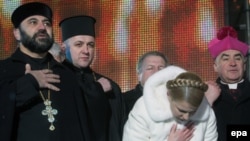 Yulia Tymoshenko invited Ukrainians to pray for their country's unity at her final campaign rally in Kyiv.