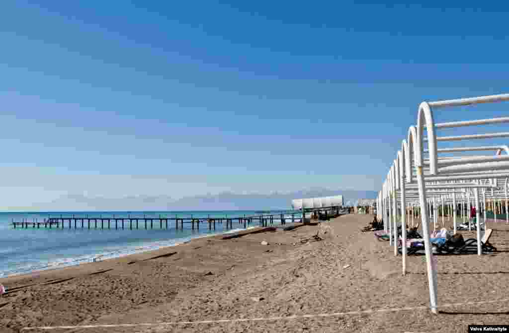 In early December, the sandy beach behind the Kremlin Palace Hotel lies largely empty. Even in low seasons in the past, however, Russian tourists visited Antalya for its warm temperatures.