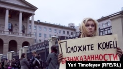 A demonstrator outside Moscow police headquarters on November 7 demands an end to violence against journalists.