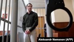 Trevor Reed inside a defendants' cage during a court hearing in Moscow on March 11