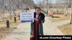 A protester against the merger of the Arkhangelsk region and the Nenets Autonomous District.